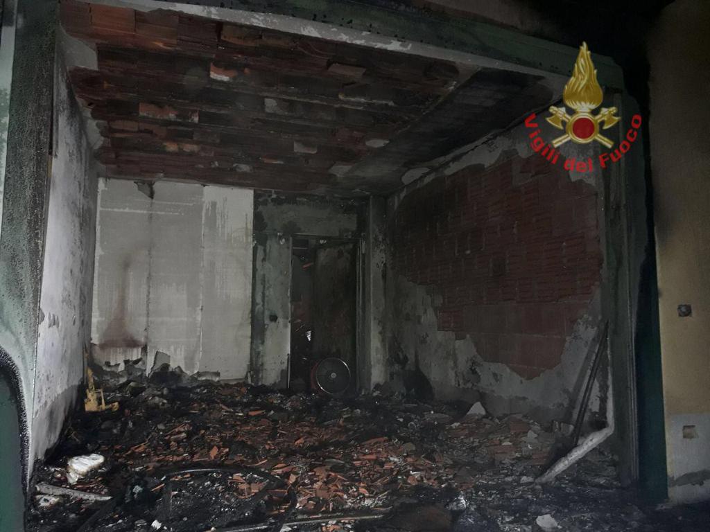 Incendio nella notte in un garage di Ghedi