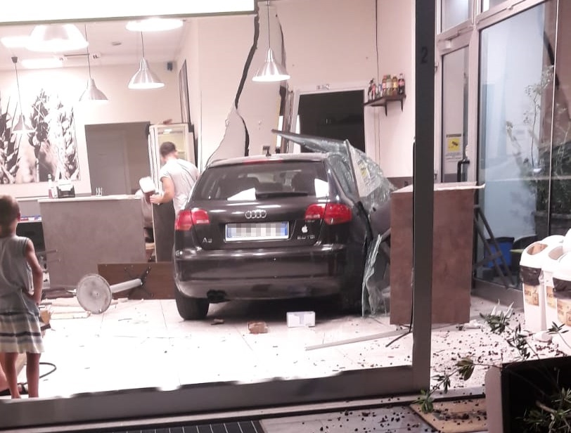 Auto piomba nella piadineria a Rovato