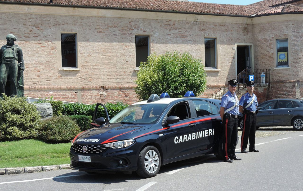 Rubano due borsette, denunciati due ragazzini minorenni