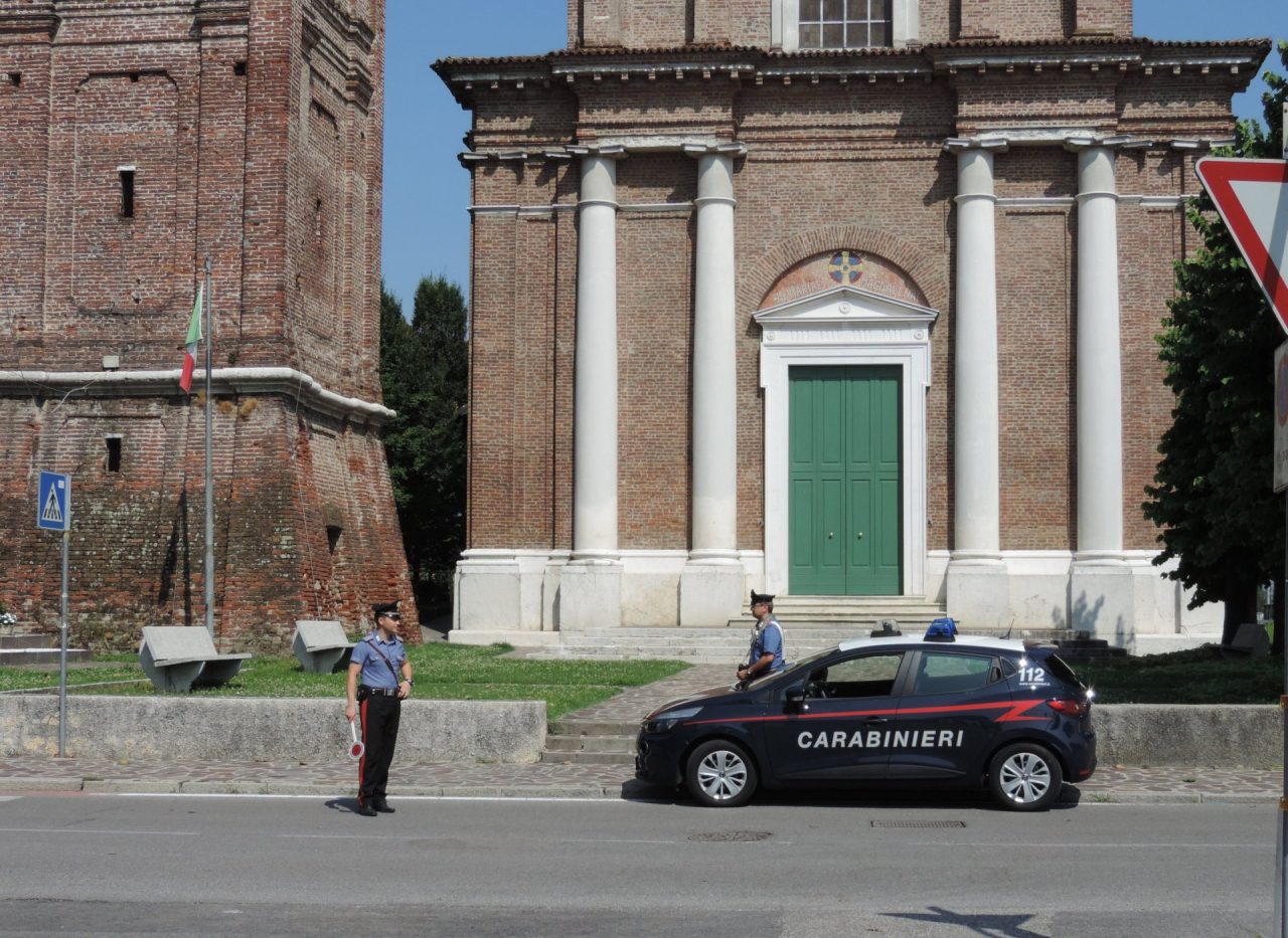 Fugge all’alt dei Carabinieri di Verolanuova e oppone resistenza, denunciato