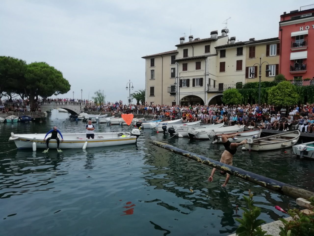 La cuccagna sull’acqua a Desenzano regala emozioni