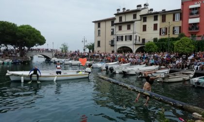 La cuccagna sull'acqua a Desenzano regala emozioni