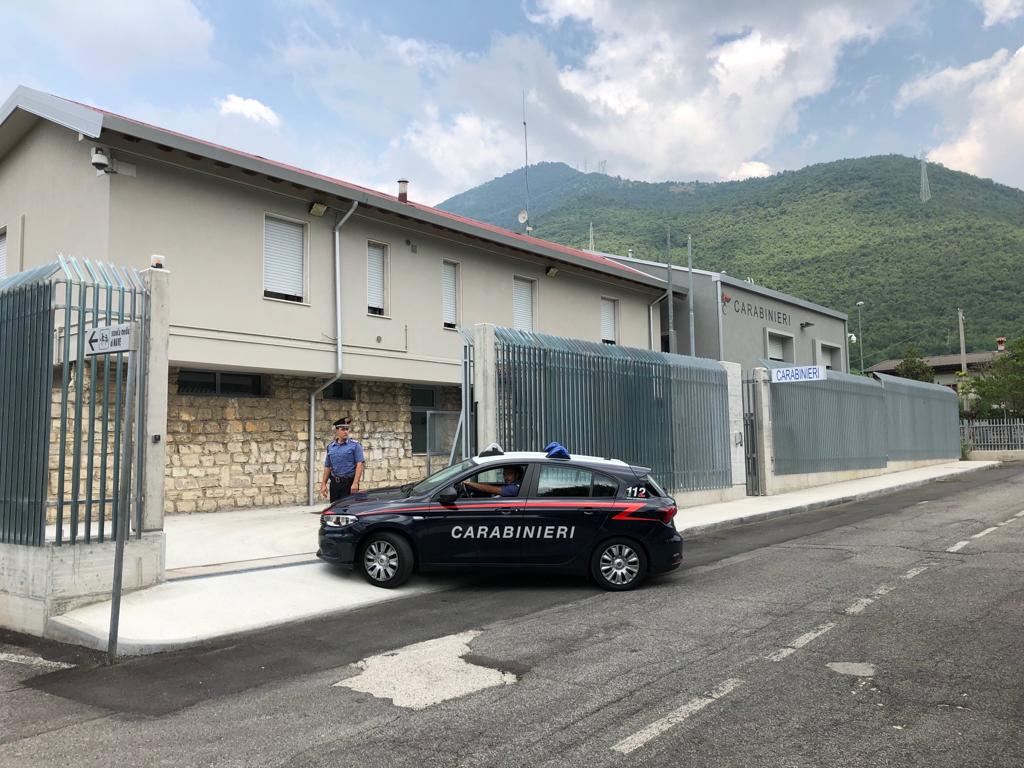 Ubriaco tenta di strangolare la ragazza, arrestato trentaquattrenne