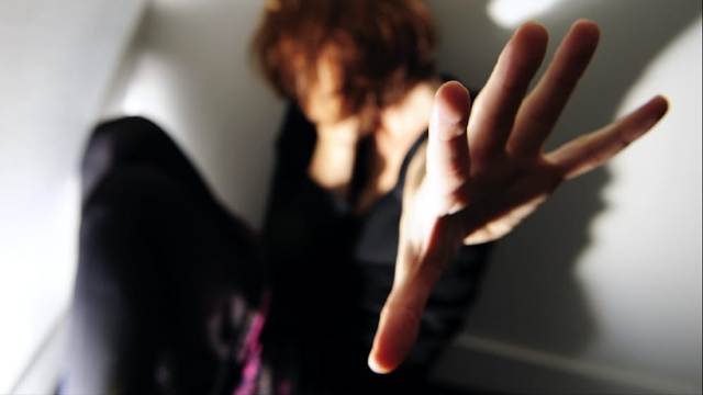 Maltratta la moglie e la sequestra in casa: arrestato