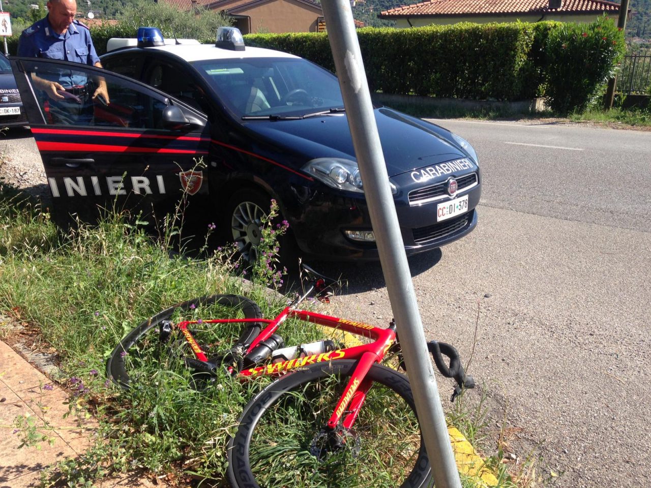 Ciclista investito a Salò, trasportato in elicottero