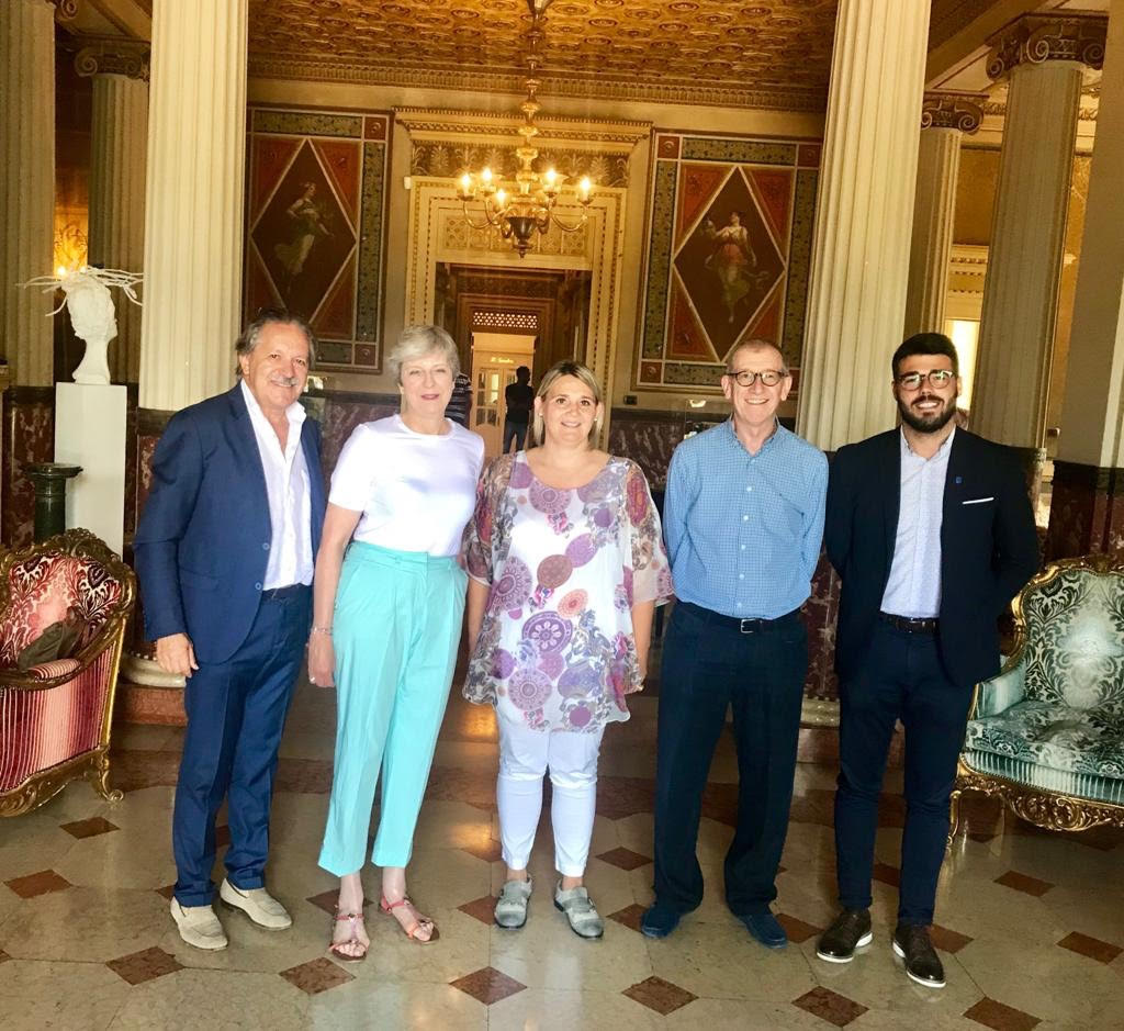 Theresa May in vacanza a Sirmione incontra il sindaco