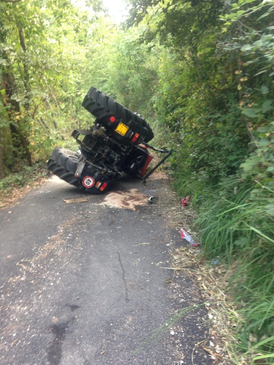 Si ribalta e muore schiacciato dal trattore