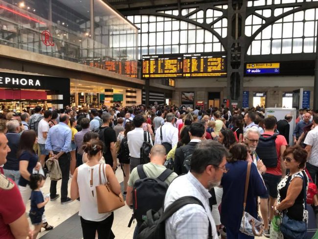 Treni “bollenti” cancellati, i pendolari rispondono a Trenord: “Le scuse non bastano”