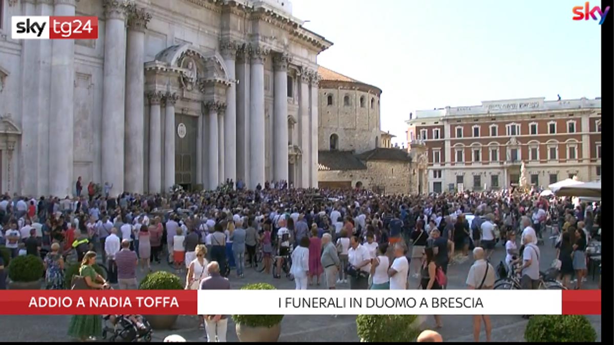 Folla, lacrime e applausi ai funerali di Nadia Toffa VIDEO