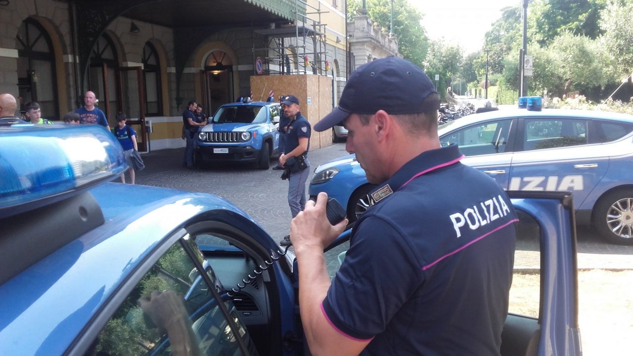 Rapina un supermercato minacciando col coltello la cassiera: arrestato