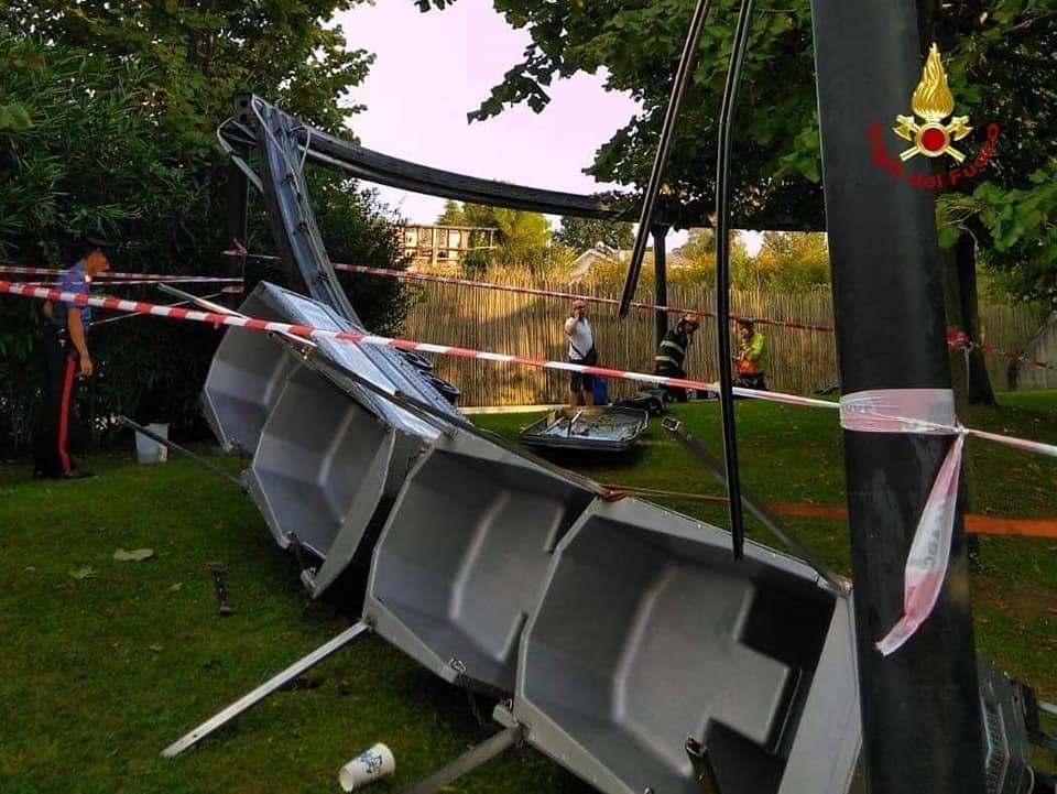 Si rovescia il trenino del Movieland, sette feriti