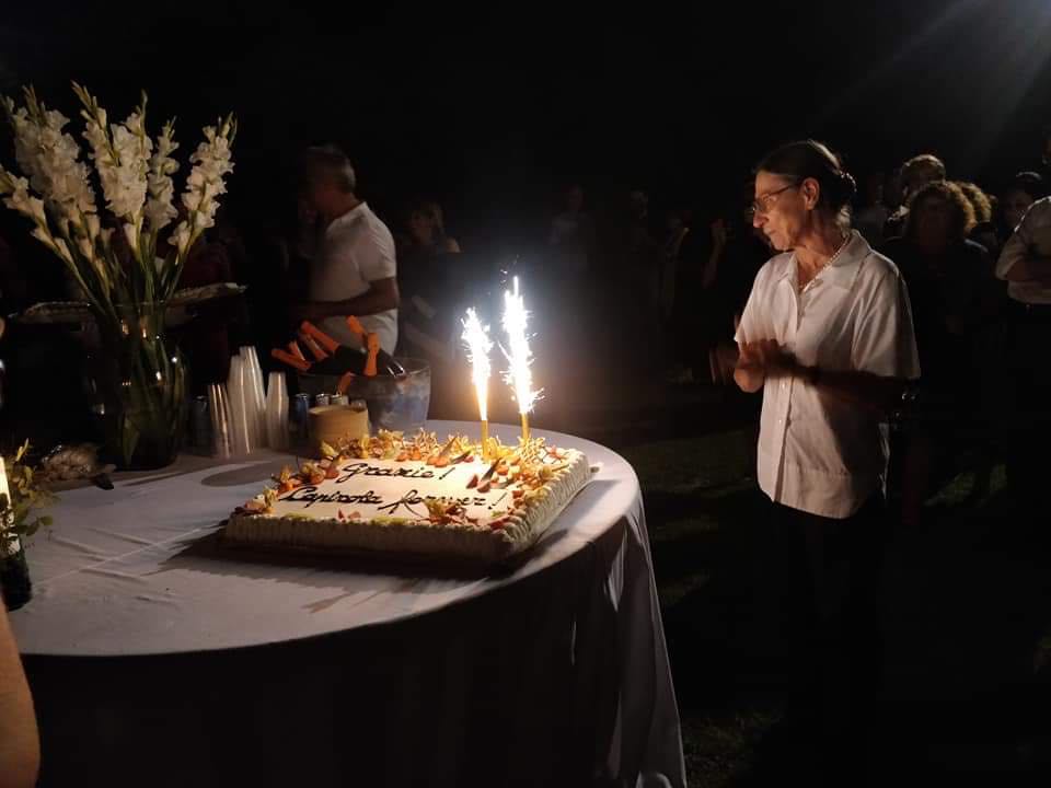 Emozionante saluto alla preside Ravelli: lascia la scuola dopo 40 anni