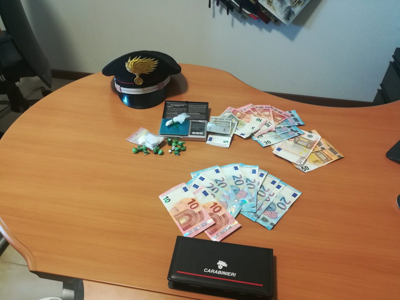 Spaccio a Ferragosto: due arresti in cascina a Pavone Mella