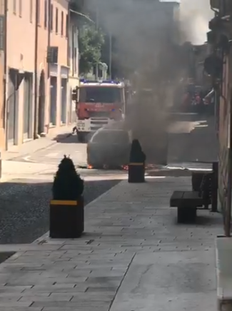 Auto in fiamme a Castiglione, ustionato un ragazzino