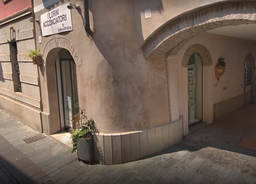 Distraggono il proprietario e rubano l’incasso del negozio