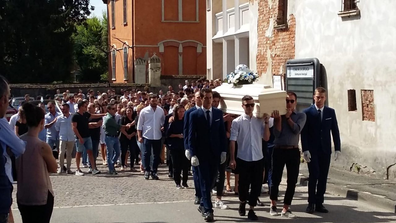 L’ultimo, commovente saluto al giovane Riccardo Moretti a Faverzano