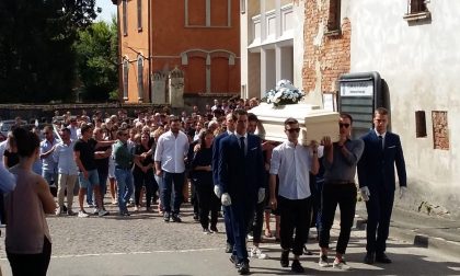 L’ultimo, commovente saluto al giovane Riccardo Moretti a Faverzano