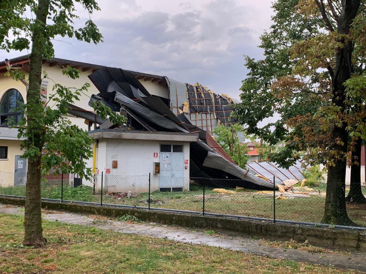 Feroce maltempo a Castiglione: scoperchiata la palestra delle scuole elementari FOTO