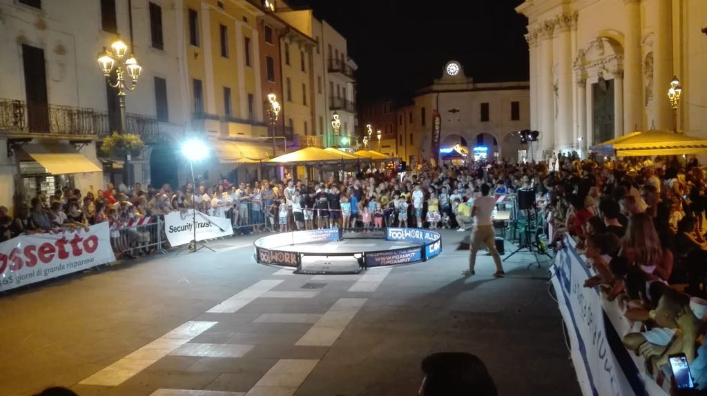 Montichiari: esibizioni dei campioni di Slackline e di Football freestyle