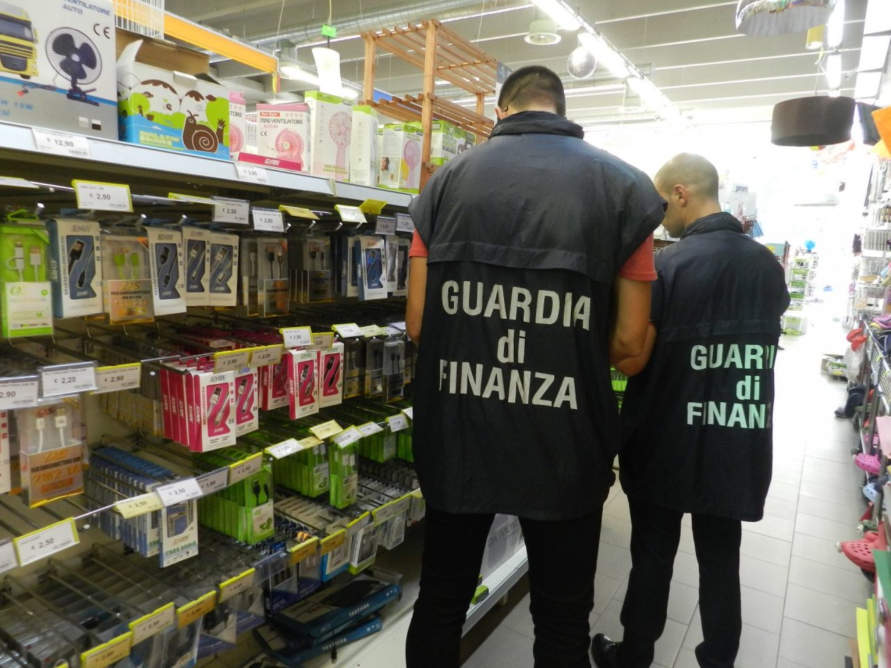 Desenzano e Lonato: merce non conforme agli standard di sicurezza. Sequestrati oltre 45mila articoli