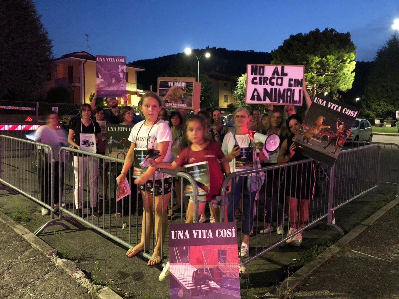 Picchetto di protesta al circo Arbell di Iseo
