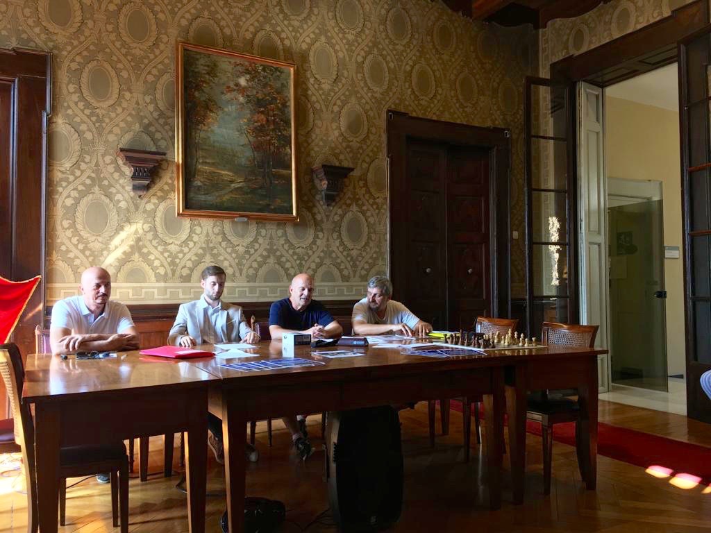 L’arte degli scacchi arriva sul lungolago di Gardone Riviera