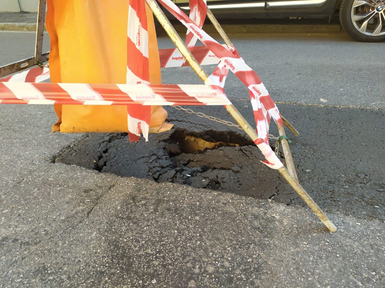 Manerbio, una voragine si apre nell’asfalto di via Martiri della Libertà