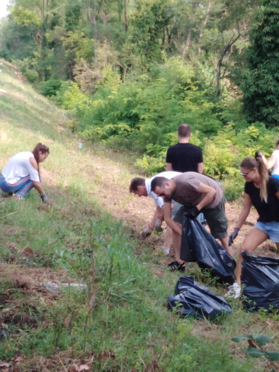 La Giunta di Montirone in campo per ripulire il ponte