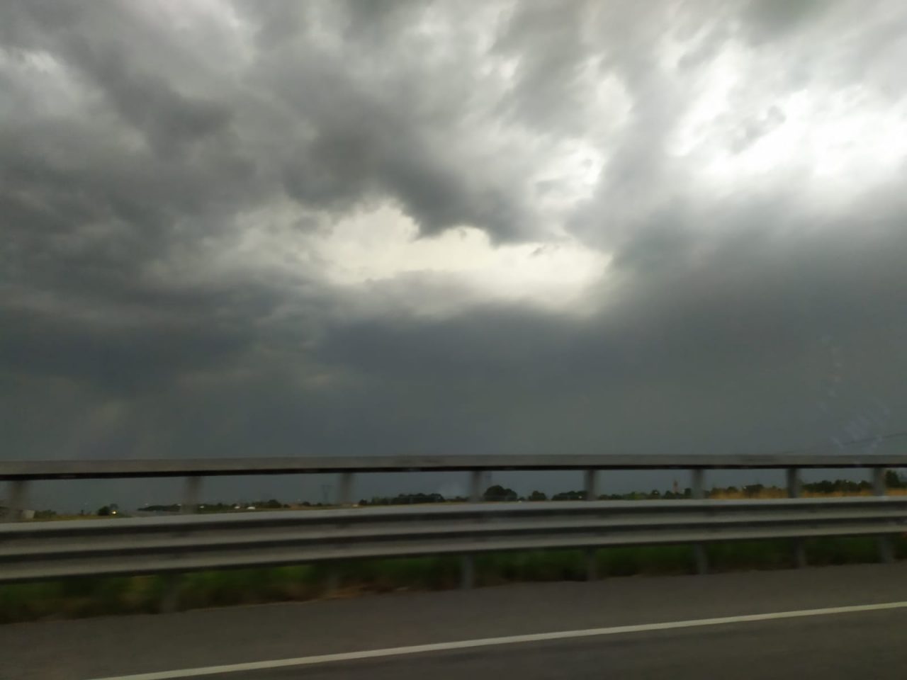 Ancora maltempo su Chiari e la Bassa: vento fortissimo, tuoni e lampi VIDEO