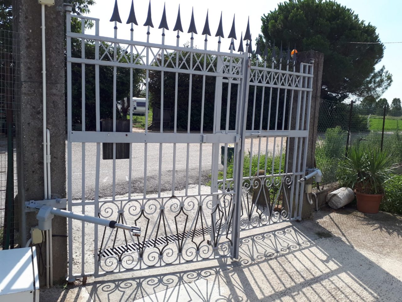 Rissa fra i nomadi di Roncadelle, sfondato un cancello