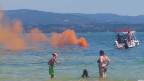 Fa la retro in barca, non vede il marito in acqua e lo investe