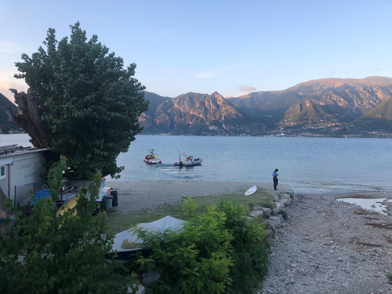 Inghiottiti e ripescati dal lago: tragico epilogo per due fratelli