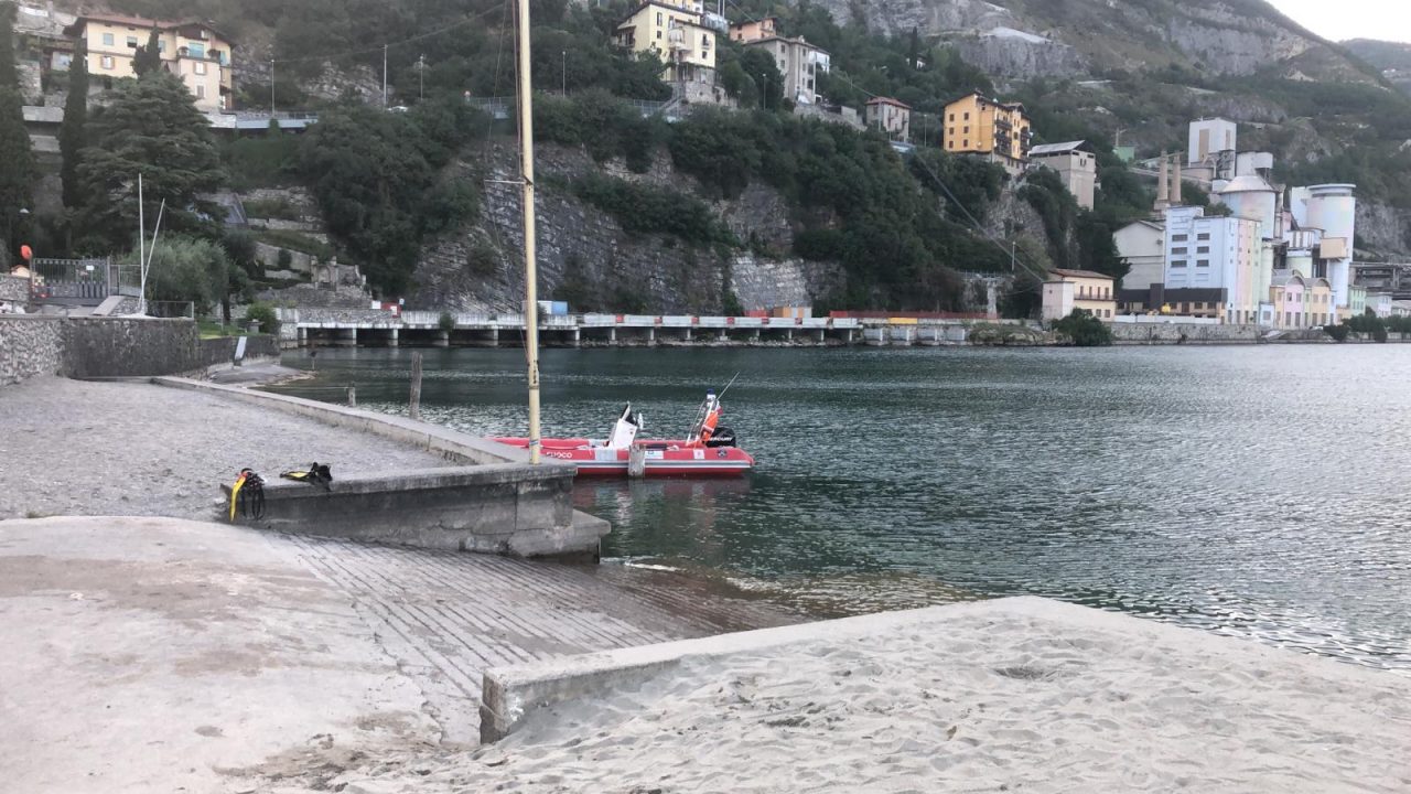 Si tuffano e non riemergono: ripescati in condizioni drammatiche