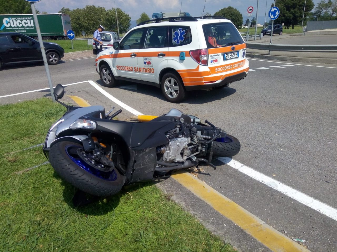Grave schianto fra un’auto e una moto: elisoccorso a Rovato VIDEO