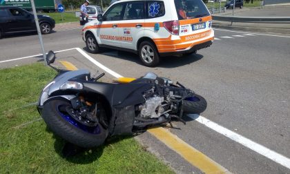 Grave schianto fra un’auto e una moto: elisoccorso a Rovato VIDEO