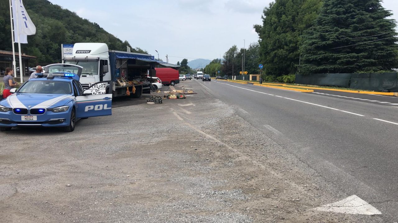 Sbanda e finisce contro i banchi del fruttivendolo a Clusane