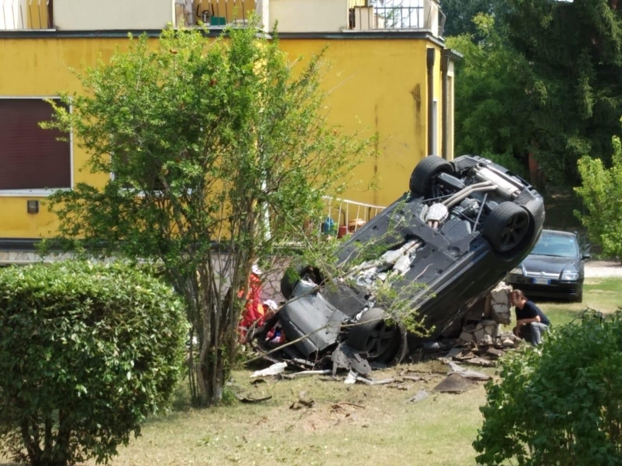 Pauroso ribaltamento ad Asola, a bordo padre e figlia