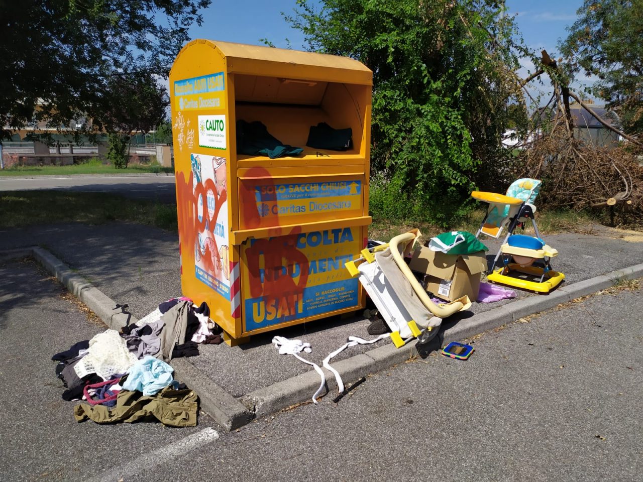 Manerbio, da punti raccolta a discariche di abiti usati