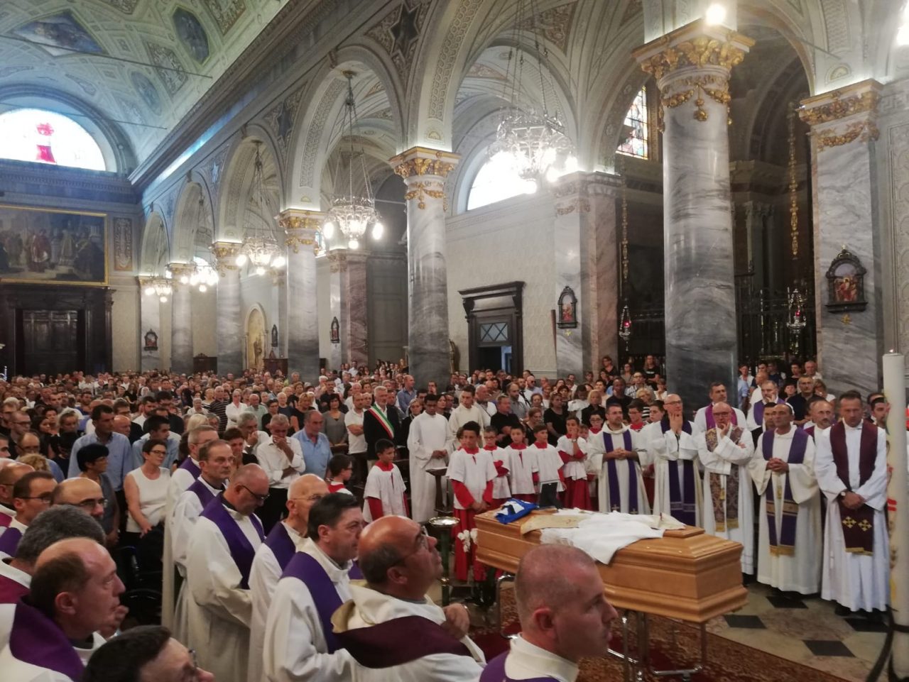 Il saluto commosso: Rovato ha detto addio a don Ettore Piceni