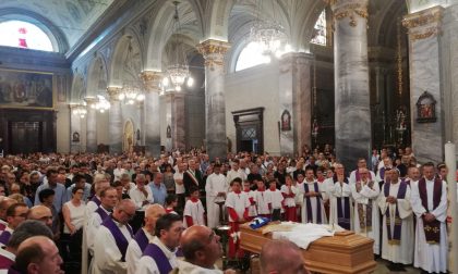 Il saluto commosso: Rovato ha detto addio a don Ettore Piceni