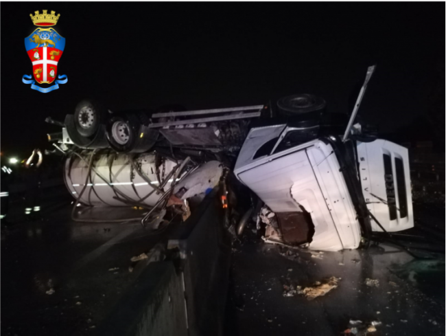 Fora una gomma e si ribalta: il camion proveniva da Rudiano