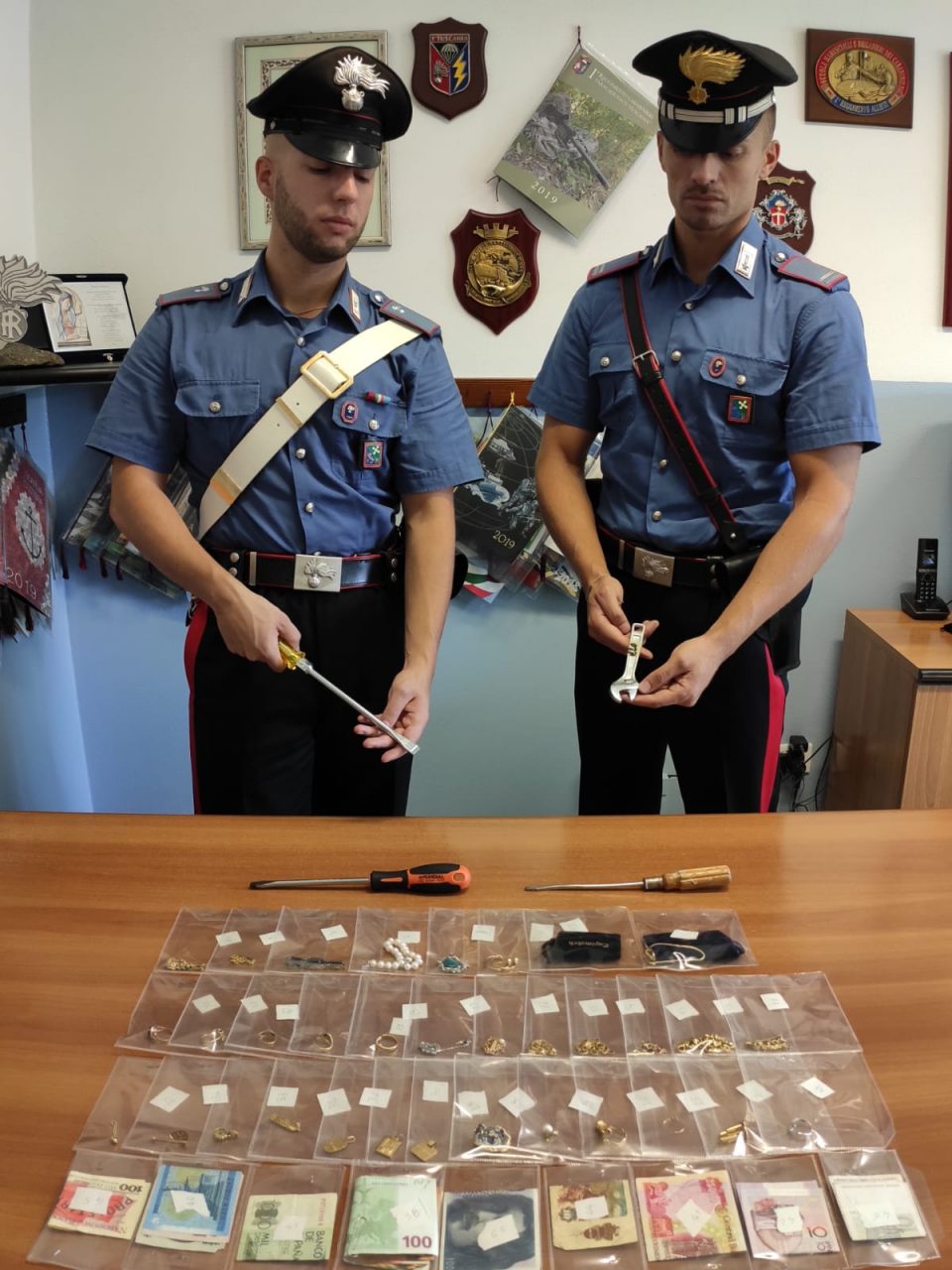 Due cittadini della bassa sorpresi con monili in oro e soldi nascosti in auto