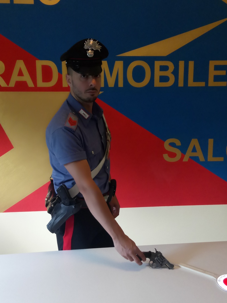 Punta una pistola contro i carabinieri