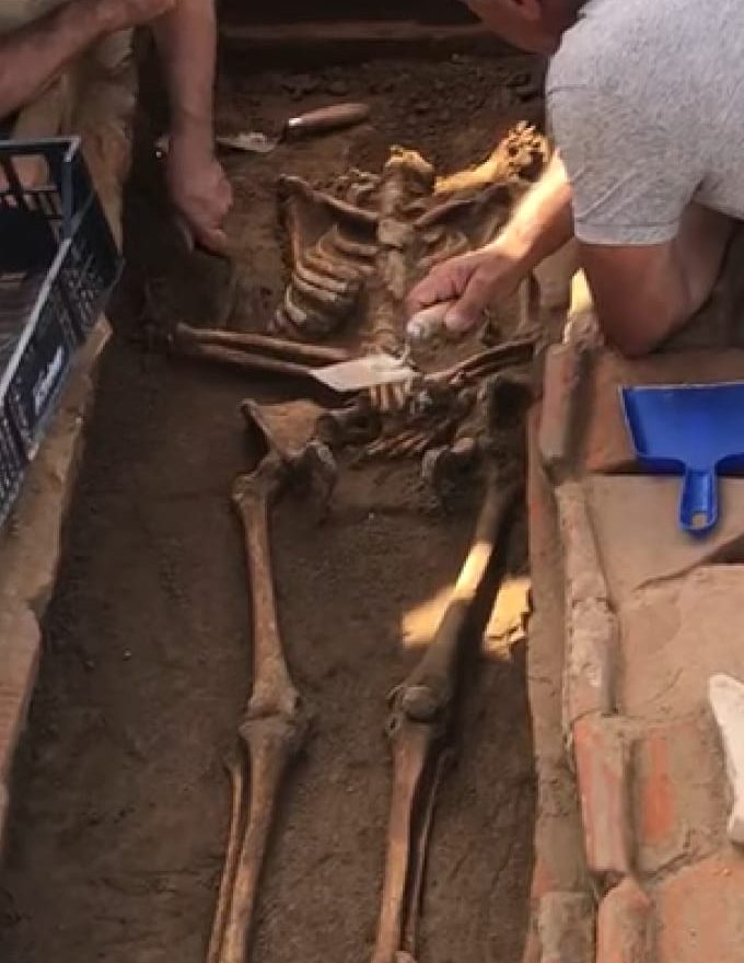 Sulle antiche tombe ritrovate monta la polemica