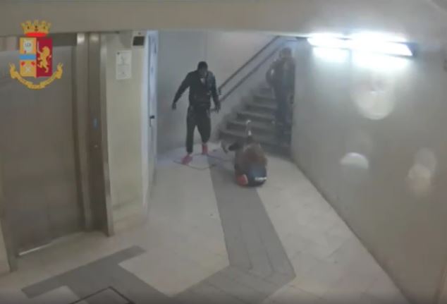 Violenta aggressione gratuita in stazione a Lecco, due donne ferite VIDEO SHOCK