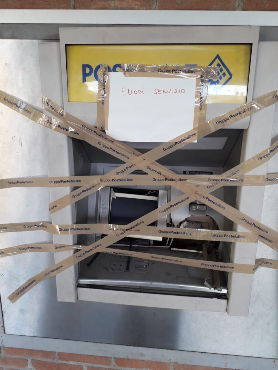 Fanno esplodere il bancomat della Posta: indagini in corso