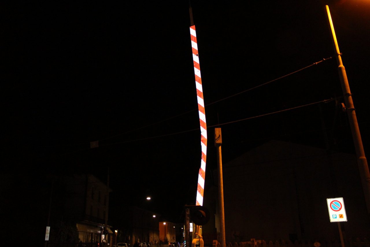 “Investe” il passaggio a livello e scappa