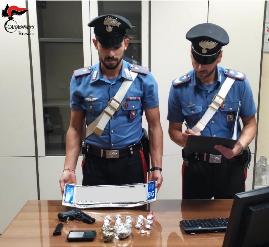 Armato di pistola minaccia di morte due operai