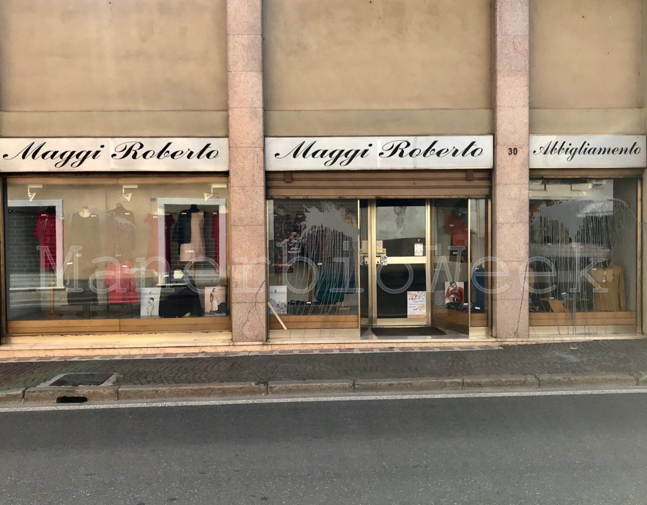 Pontevico atti vandalici per uno storico negozio del centro