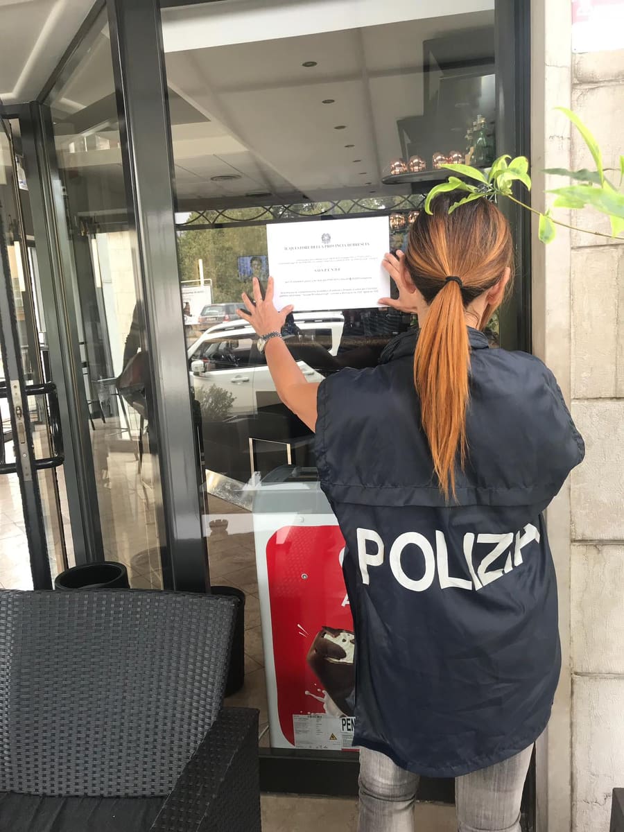 In sette a tavola nel locale chiuso: il ristoratore tradito dal parcheggio pieno